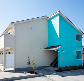 目を引くブルー